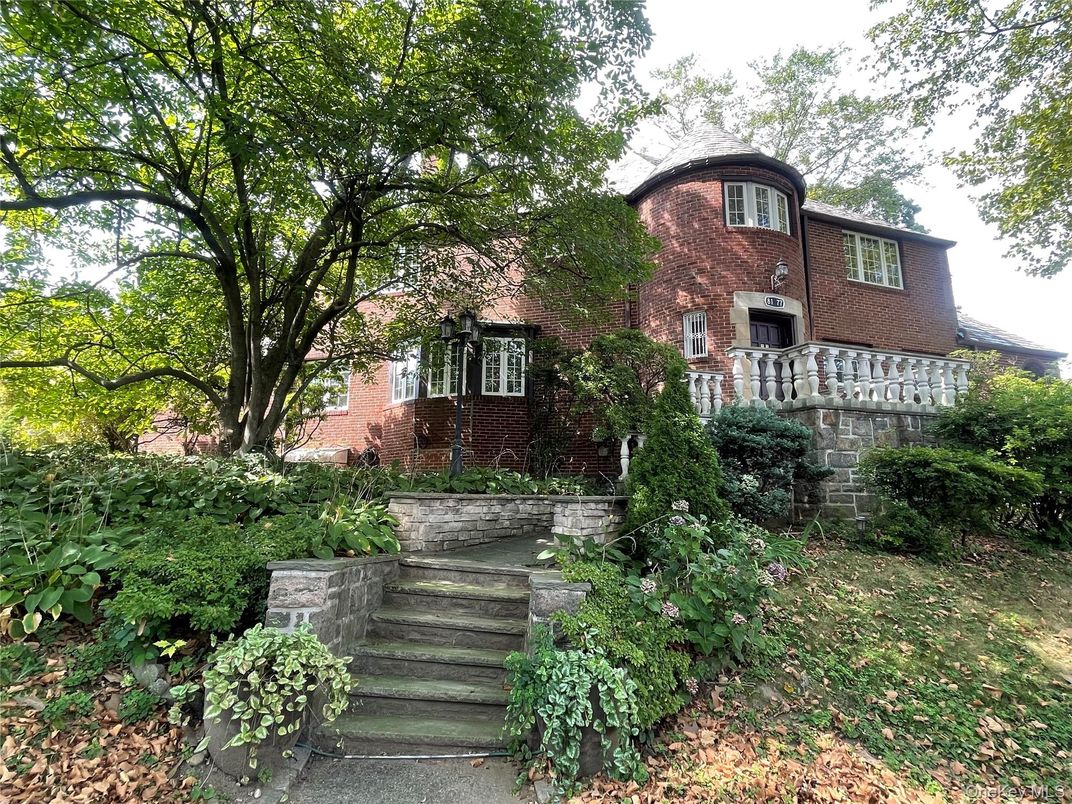 Exterior, Facade, Brick Facade, Rowhouse