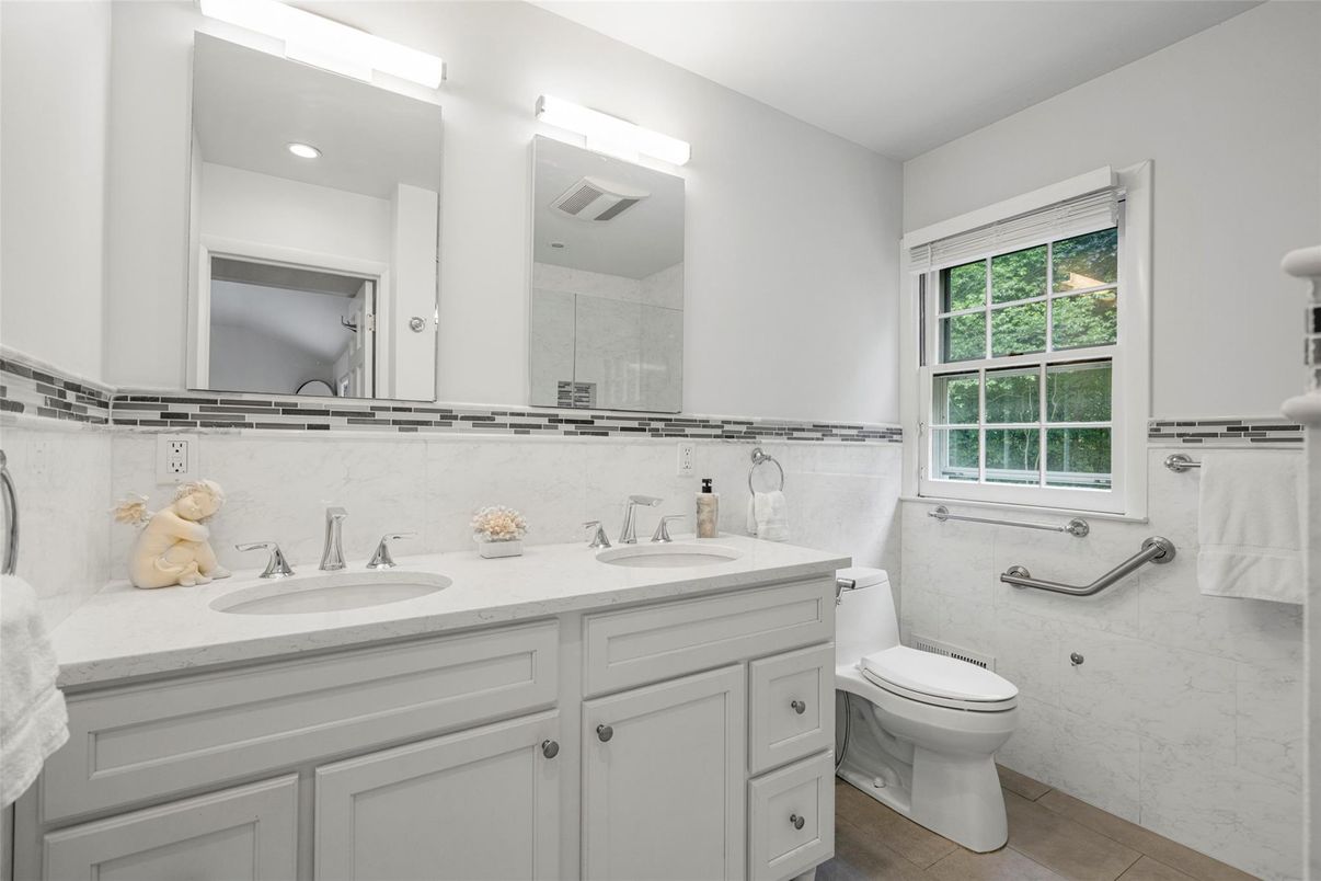 Bathroom, Dual Sink Vanities, Interior, Recessed Lighting