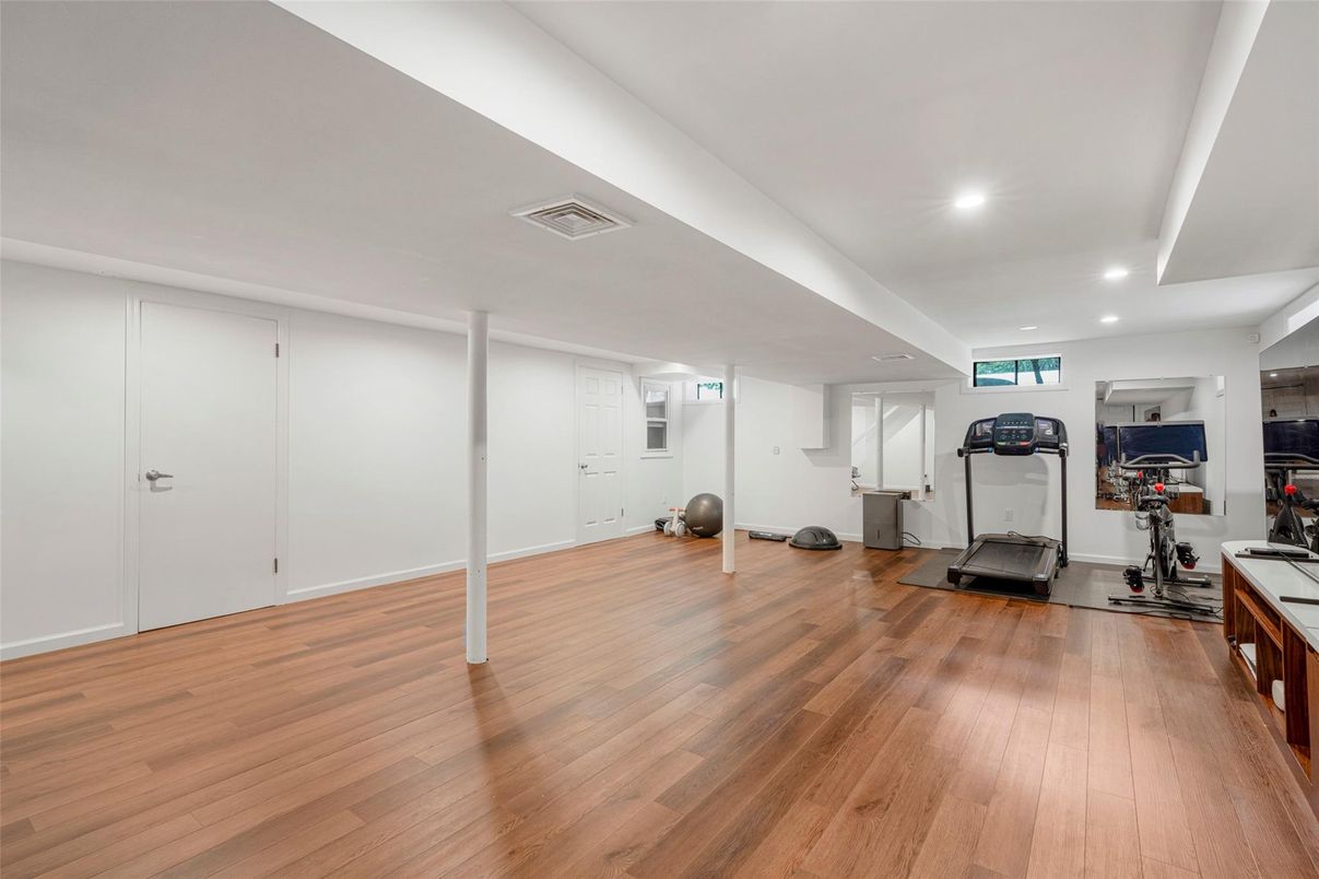 Fitness Equipment, Interior, Recessed Lighting, Wood Texture Flooring