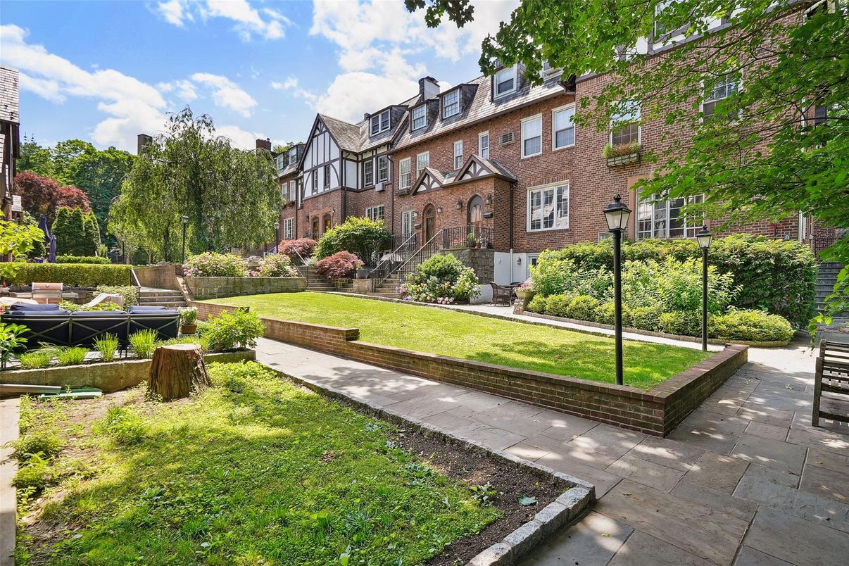 Backyard, Exterior, Facade, Brick Facade, Rowhouse