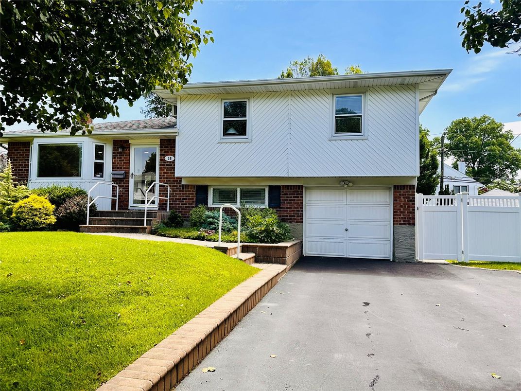 Attached, Exterior, Facade, Brick Facade, Split Level