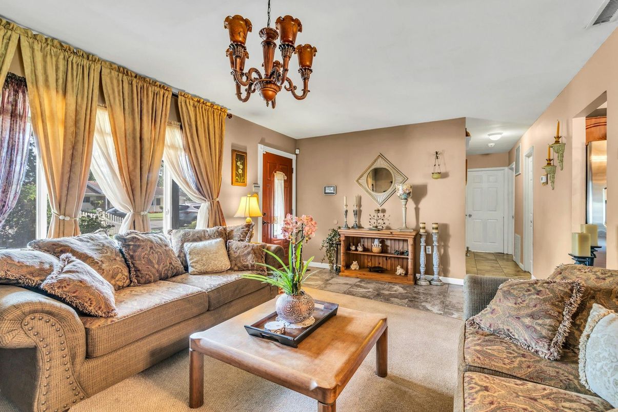 Chandelier, Interior, Living room