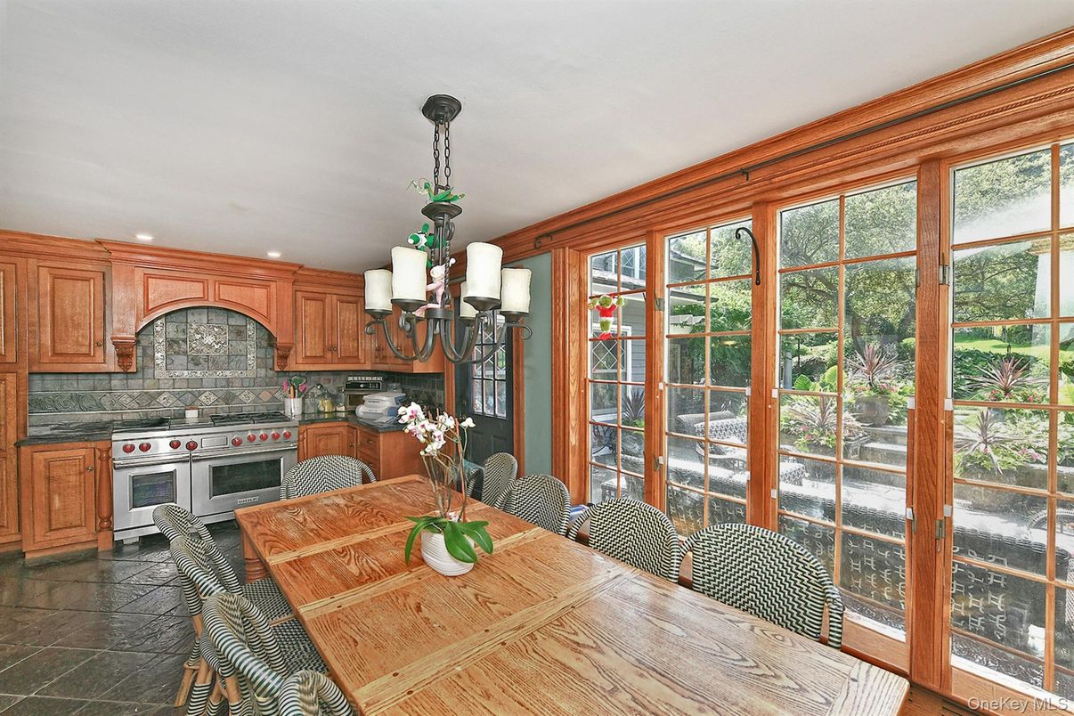 Chandelier, Dining room, Interior, Kitchen, Recessed Lighting, Stainless Steel Appliances
