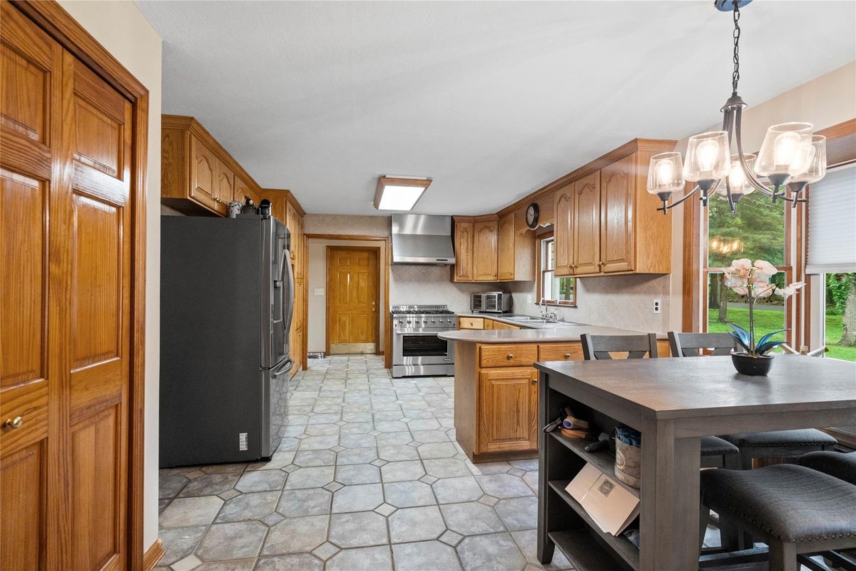 Dining room, Interior, Kitchen, Pendant Lights, Stainless Steel Appliances
