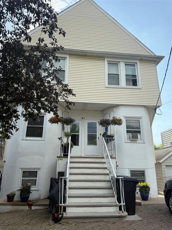 Exterior, Facade, Queen Anne Victorian