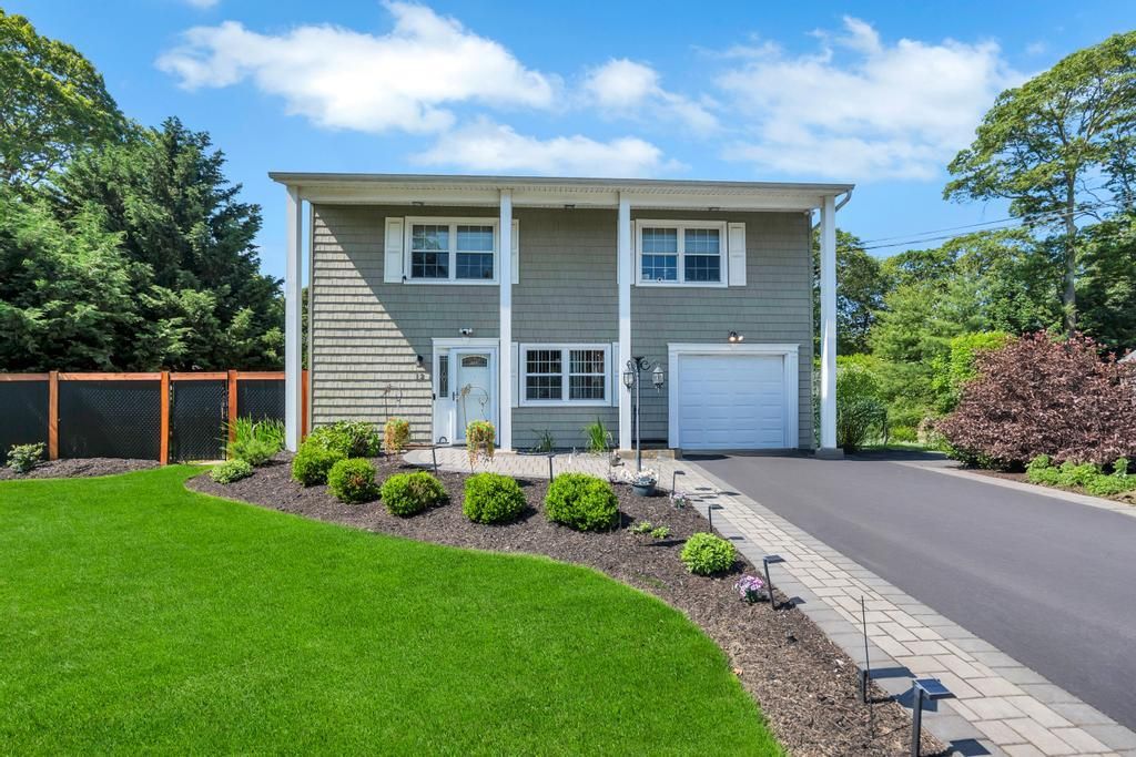 Attached, Exterior, Facade, Raised Ranch