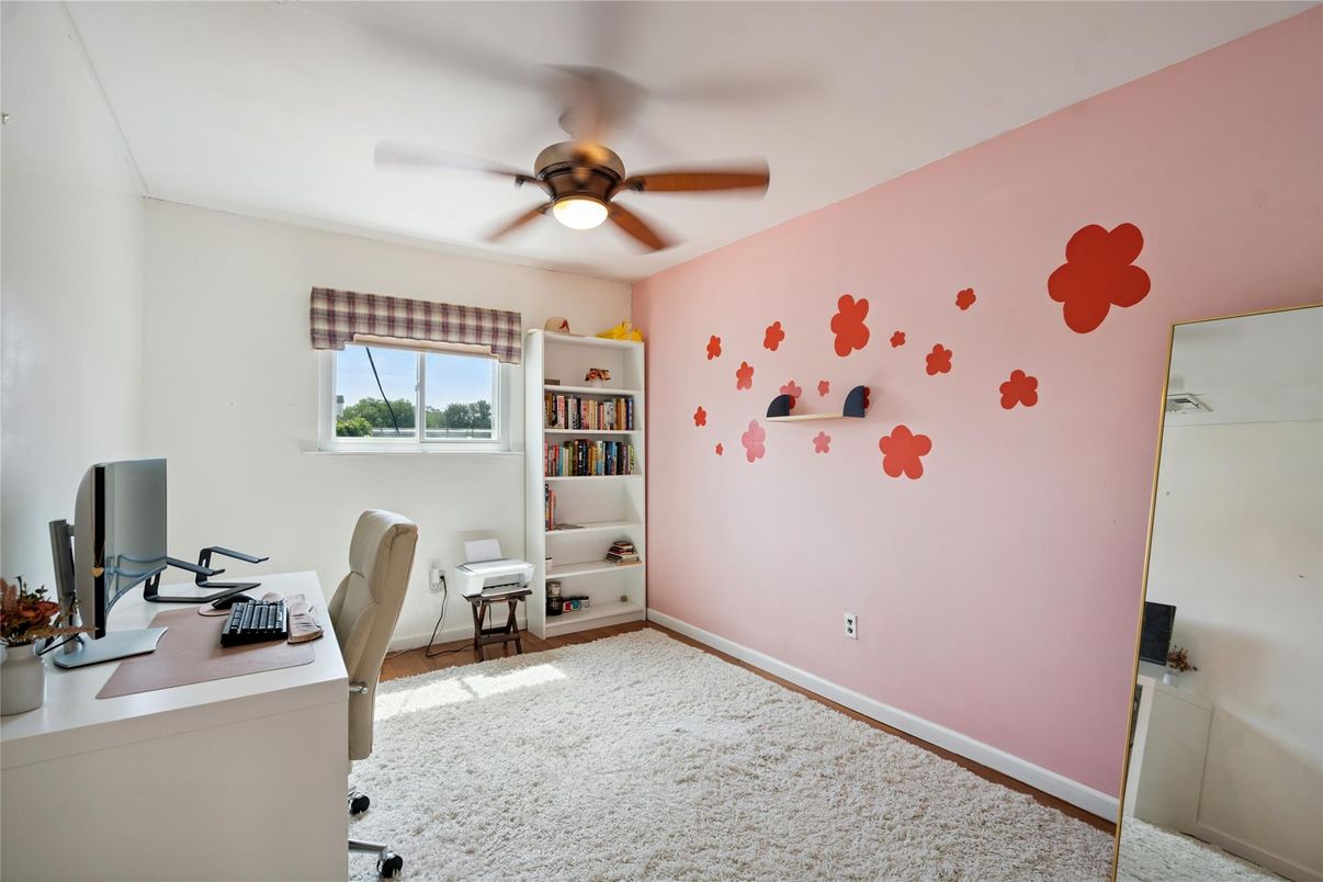 Home Office, Interior