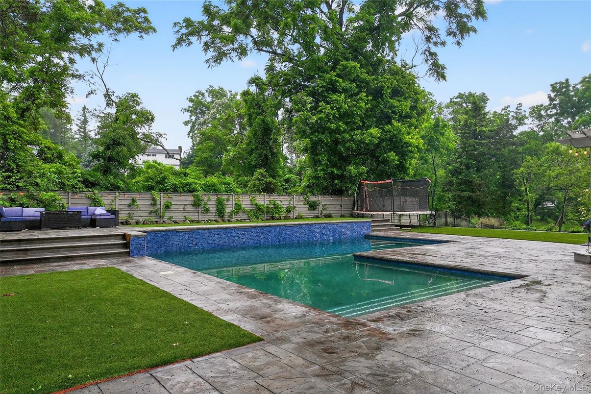 Exterior, Playground, Pool