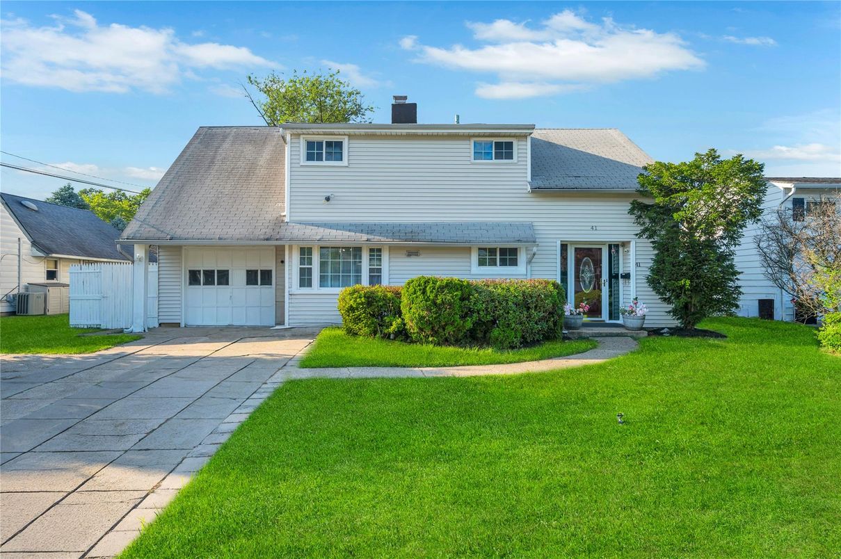 Attached, Exterior, Facade, Cape Cod