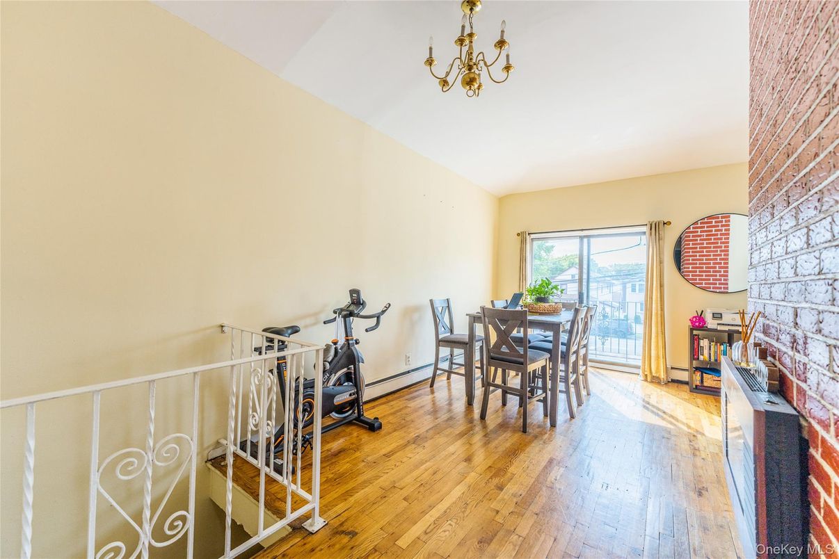 Chandelier, Dining room, Fitness Equipment, Interior, Wood Texture Flooring
