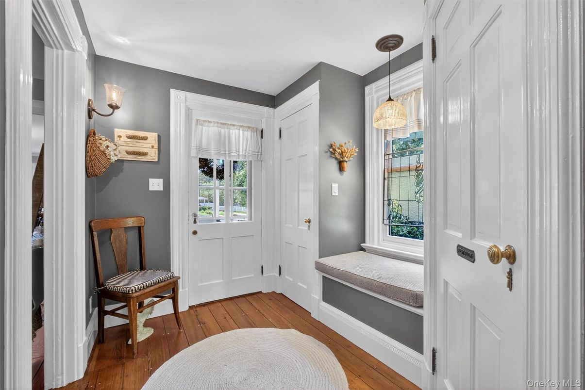 Interior, Pendant Lights, Wood Texture Flooring
