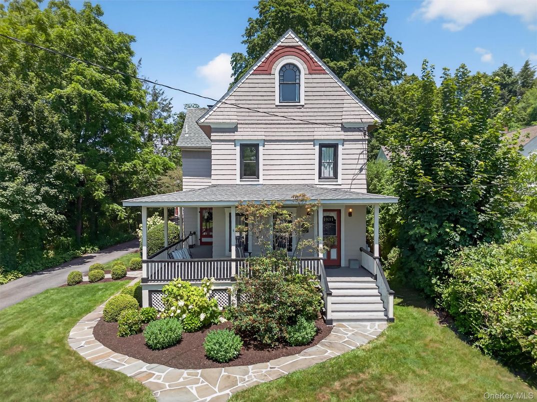 Exterior, Facade, Queen Anne Victorian