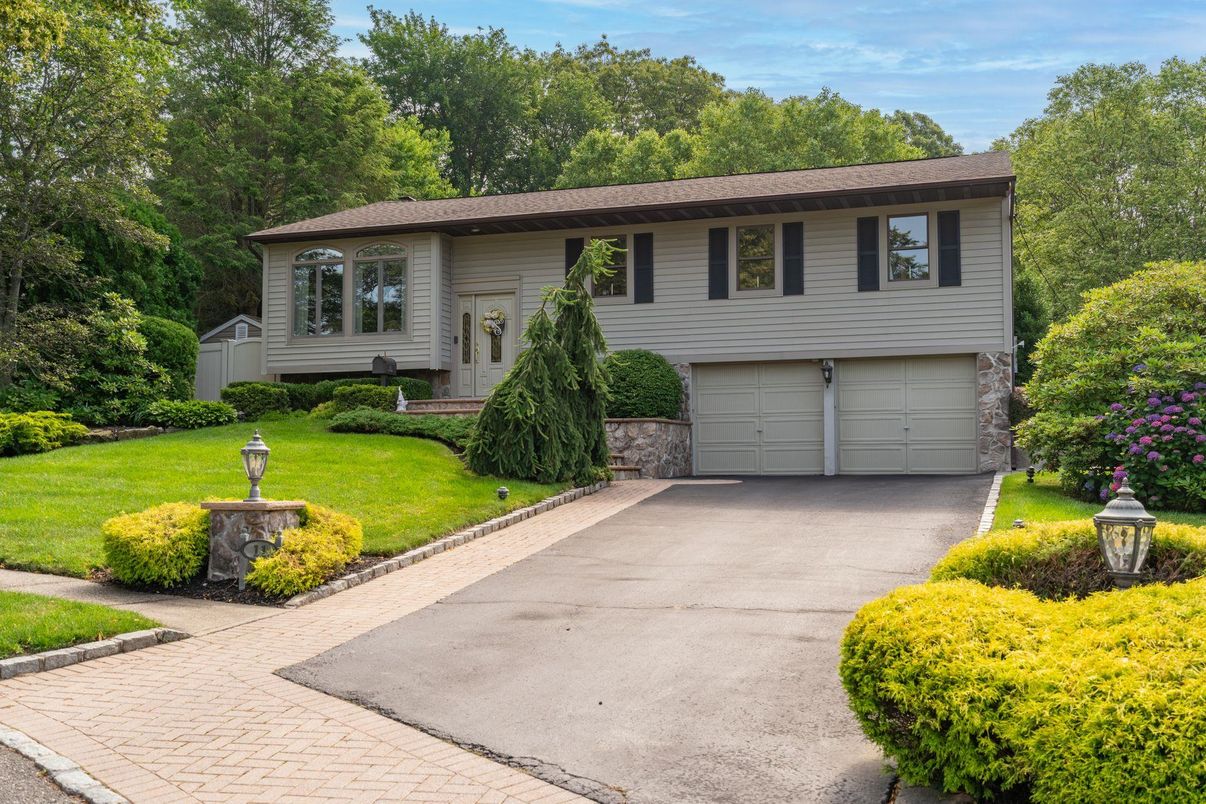 Attached, Exterior, Facade, Raised Ranch
