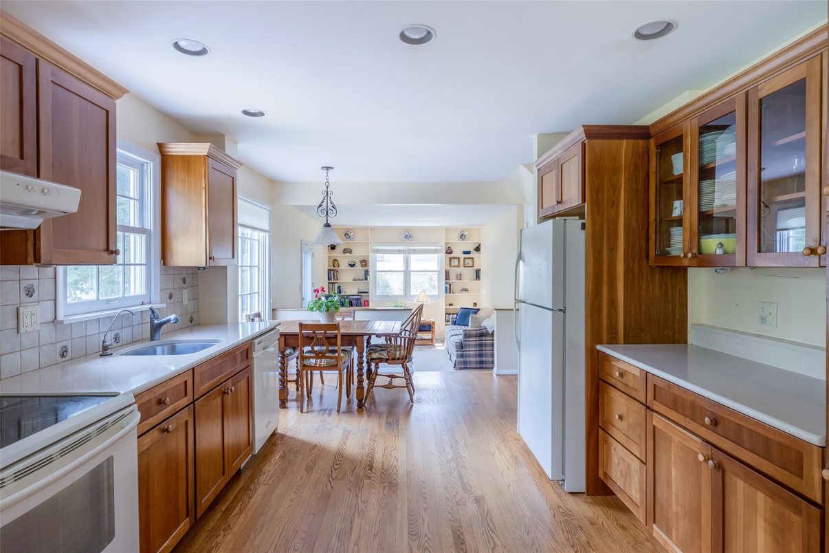 Chandelier, Dining room, Interior, Kitchen, Pendant Lights, Recessed Lighting, Wood Texture Flooring