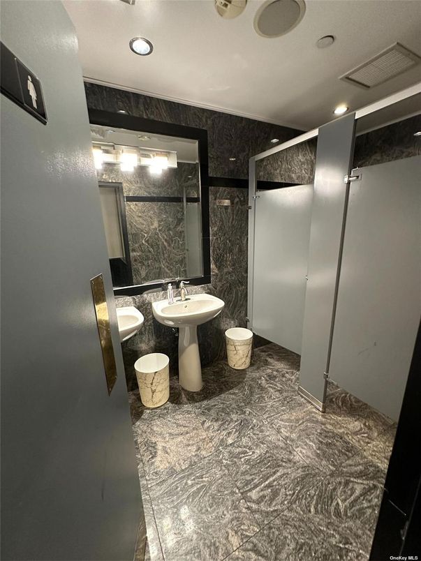 Bathroom, Interior, Recessed Lighting