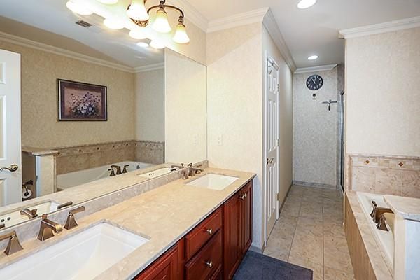 Bathroom, Dual Sink Vanities, Interior, Recessed Lighting