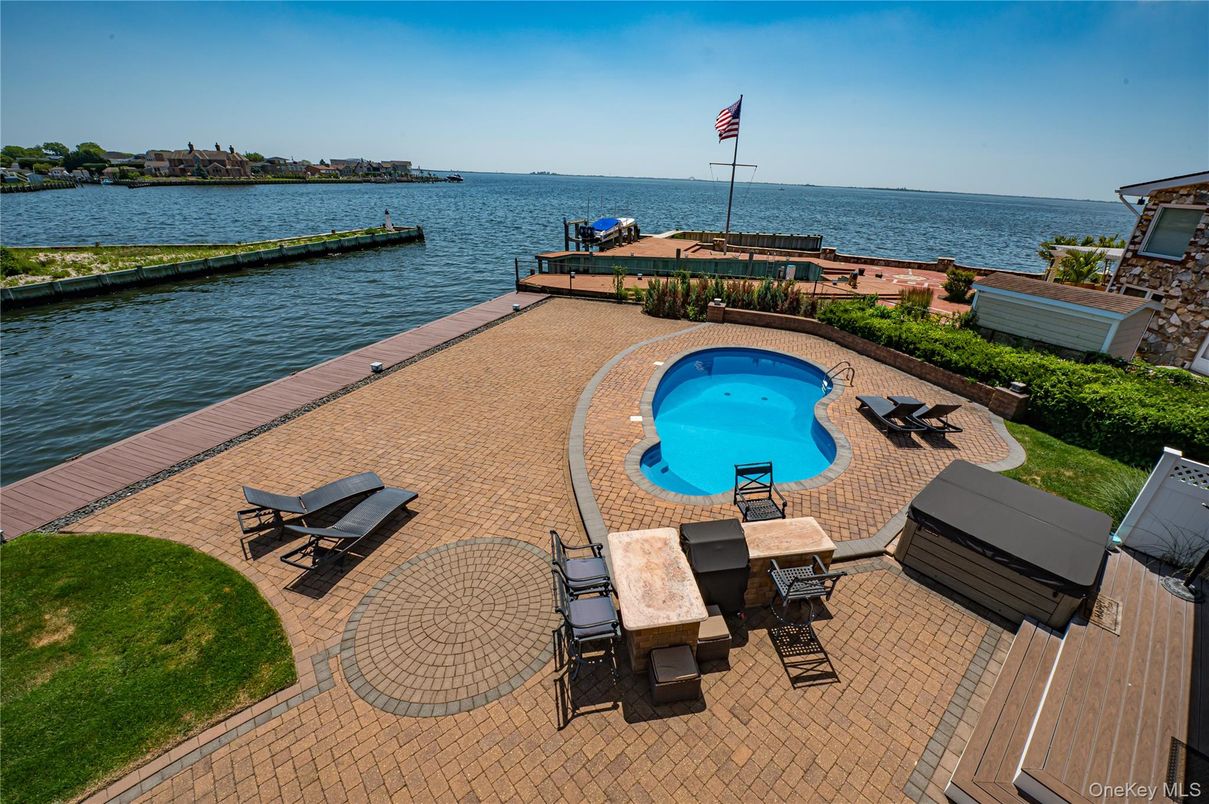 Exterior, Pool, Water