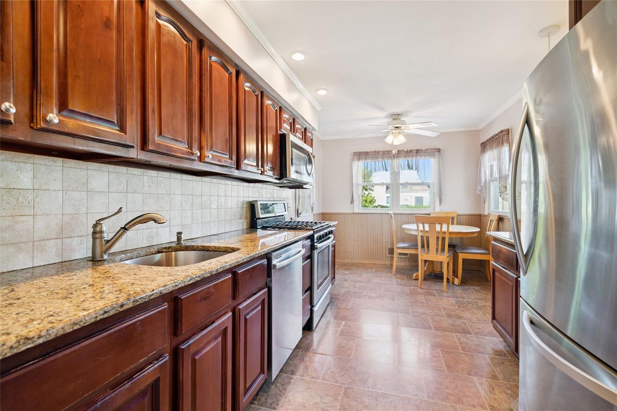 Dining room, Interior, Kitchen, Recessed Lighting, Stainless Steel Appliances