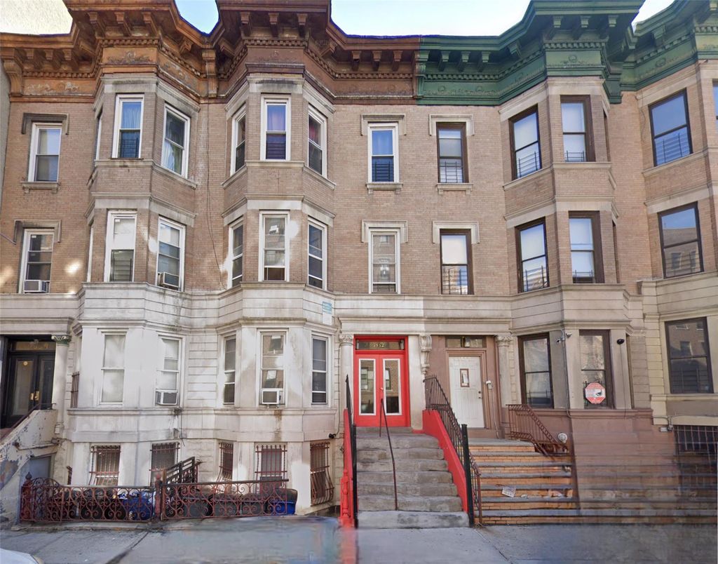 Exterior, Facade, Rowhouse