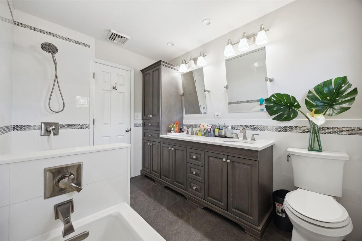 Bathroom, Dual Sink Vanities, Interior, Recessed Lighting