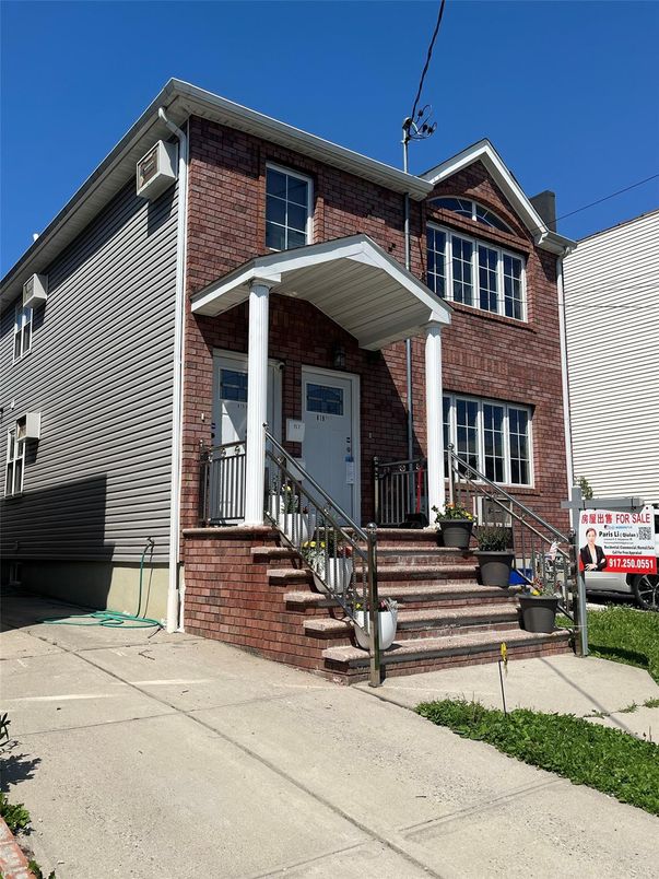 Exterior, Facade, Brick Facade, American Foursquare