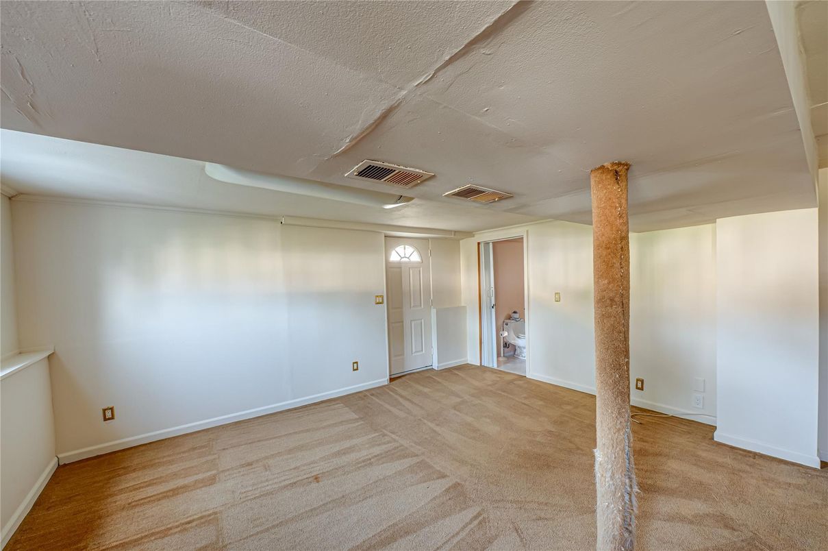 Empty room, Interior
