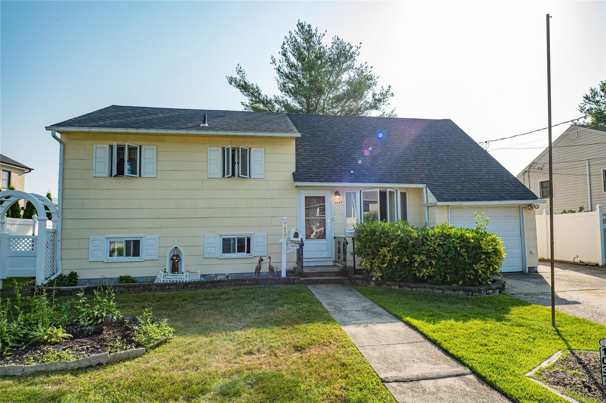 Attached, Exterior, Facade, Cape Cod