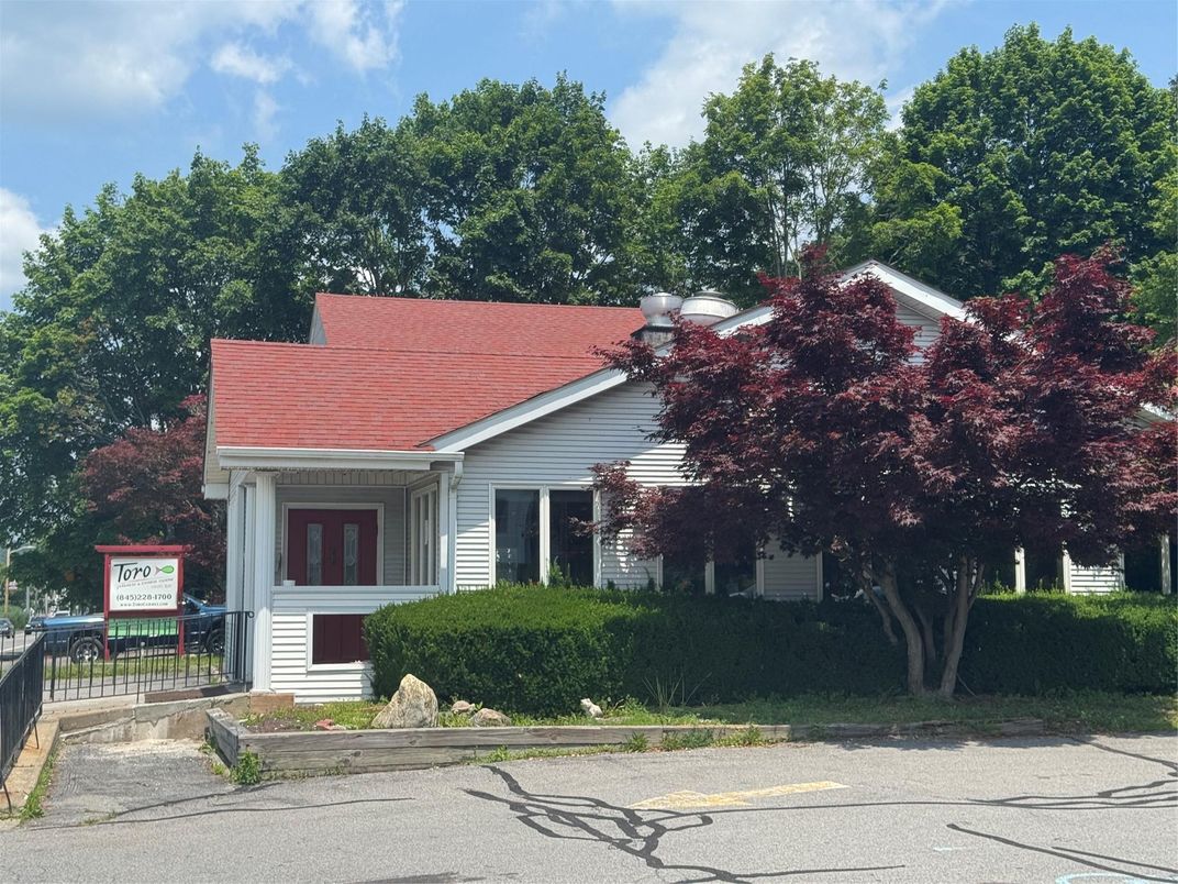 Exterior, Facade, Ranch
