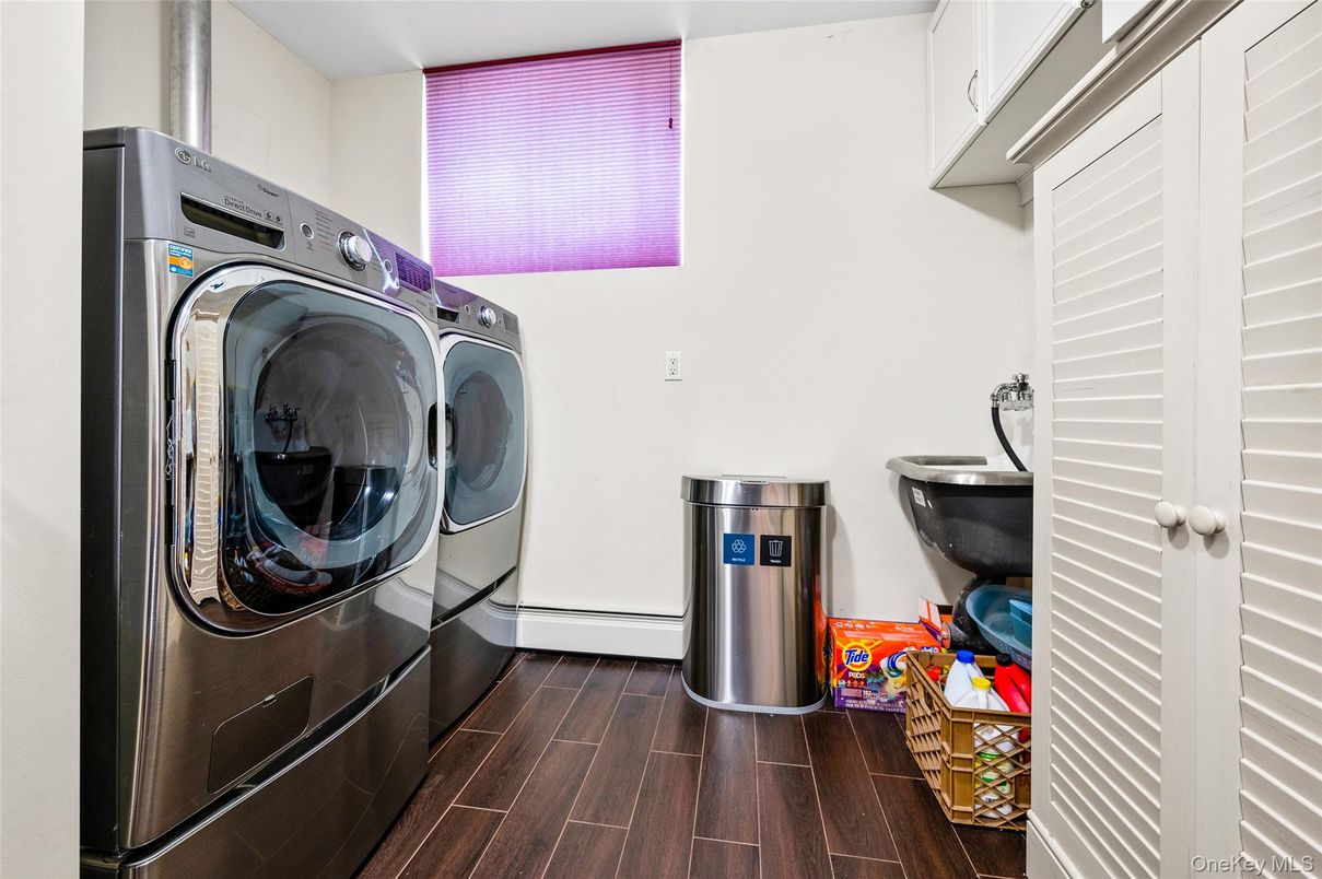 Interior, Utility Closets, Washer, Wood Texture Flooring
