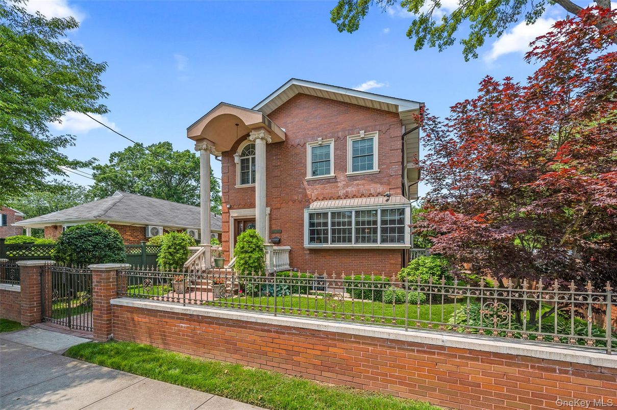 Exterior, Facade, Brick Facade, Rowhouse