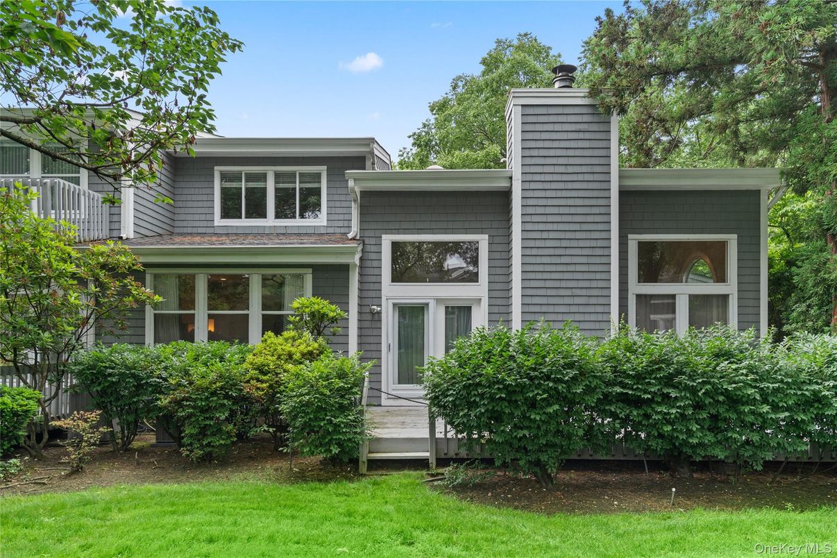 Exterior, Facade, Modern