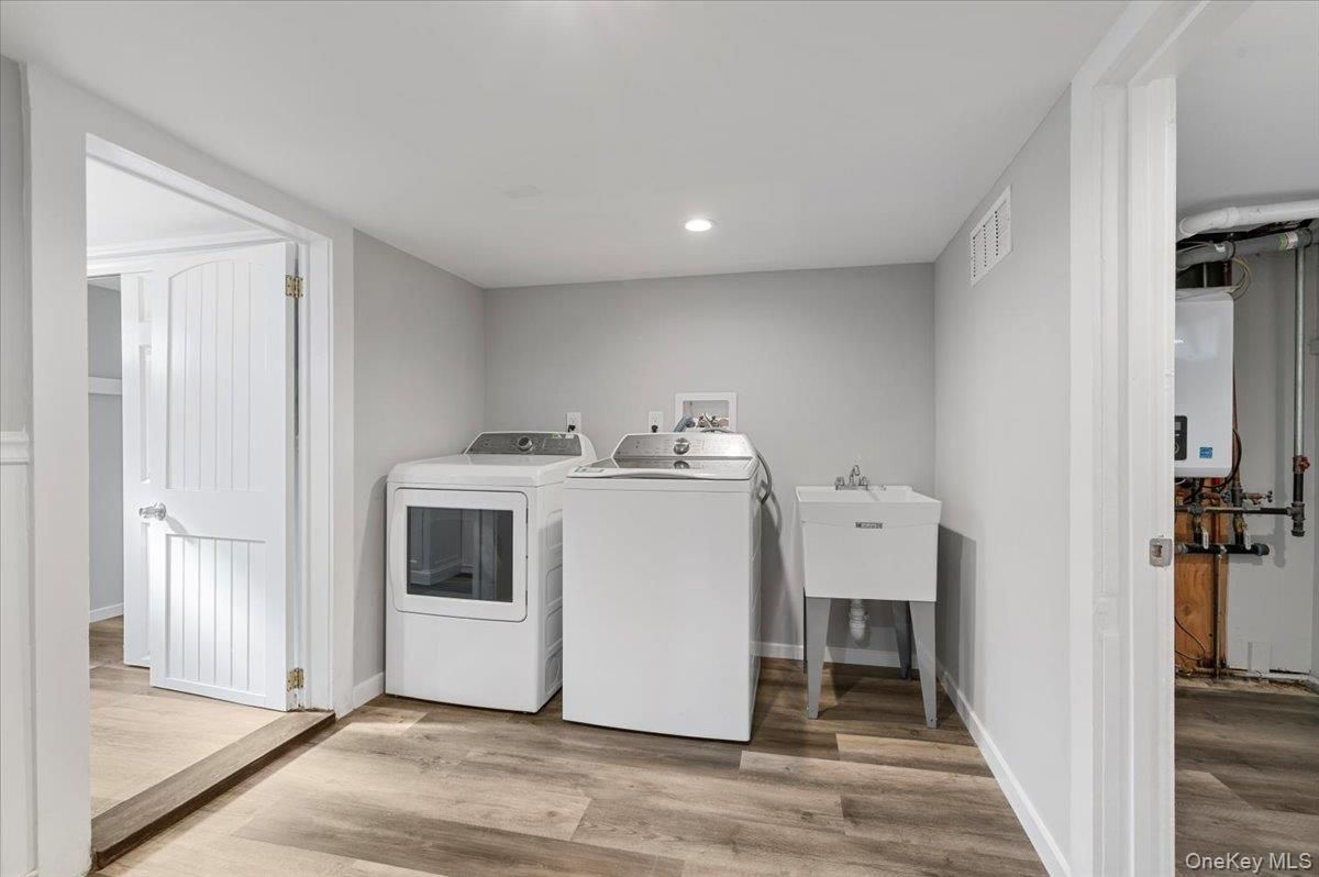 Interior, Recessed Lighting, Washer, Wood Texture Flooring