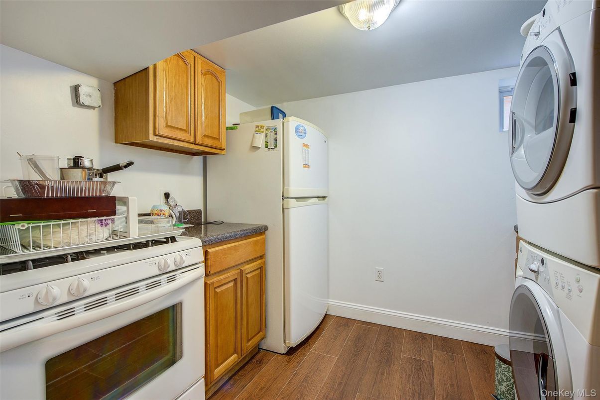 Interior, Kitchen, Utility Closets, Washer, Wood Texture Flooring