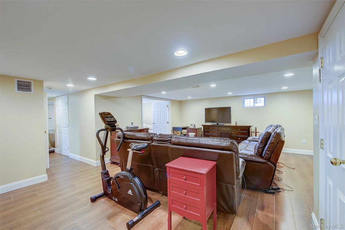 Fitness Equipment, Interior, Recessed Lighting, Wood Texture Flooring