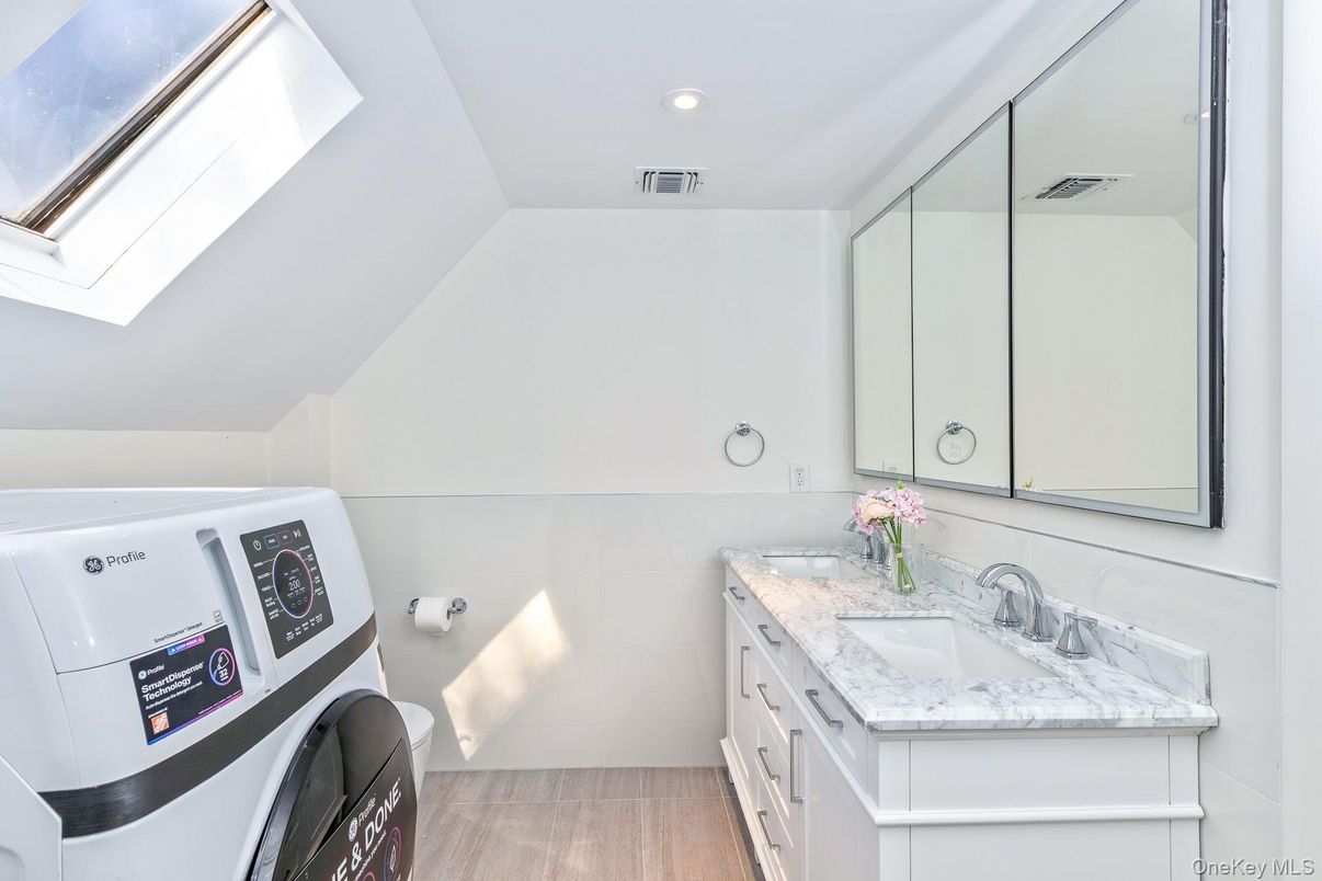 Bathroom, Dual Sink Vanities, Interior, Recessed Lighting