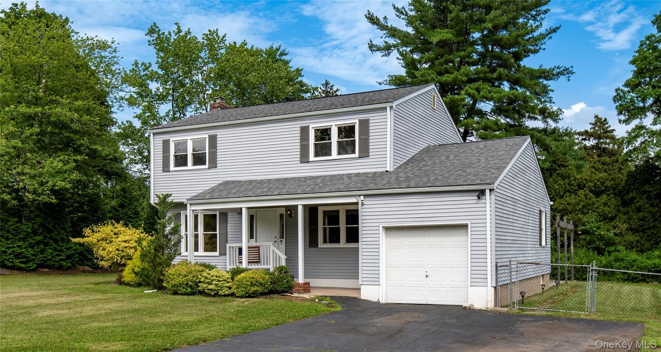 Attached, Exterior, Facade, Split Level