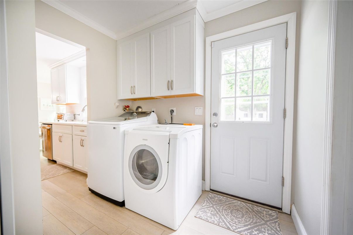 Interior, Washer, Wood Texture Flooring