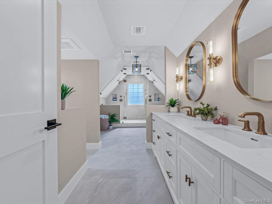 Bathroom, Dual Sink Vanities, Interior