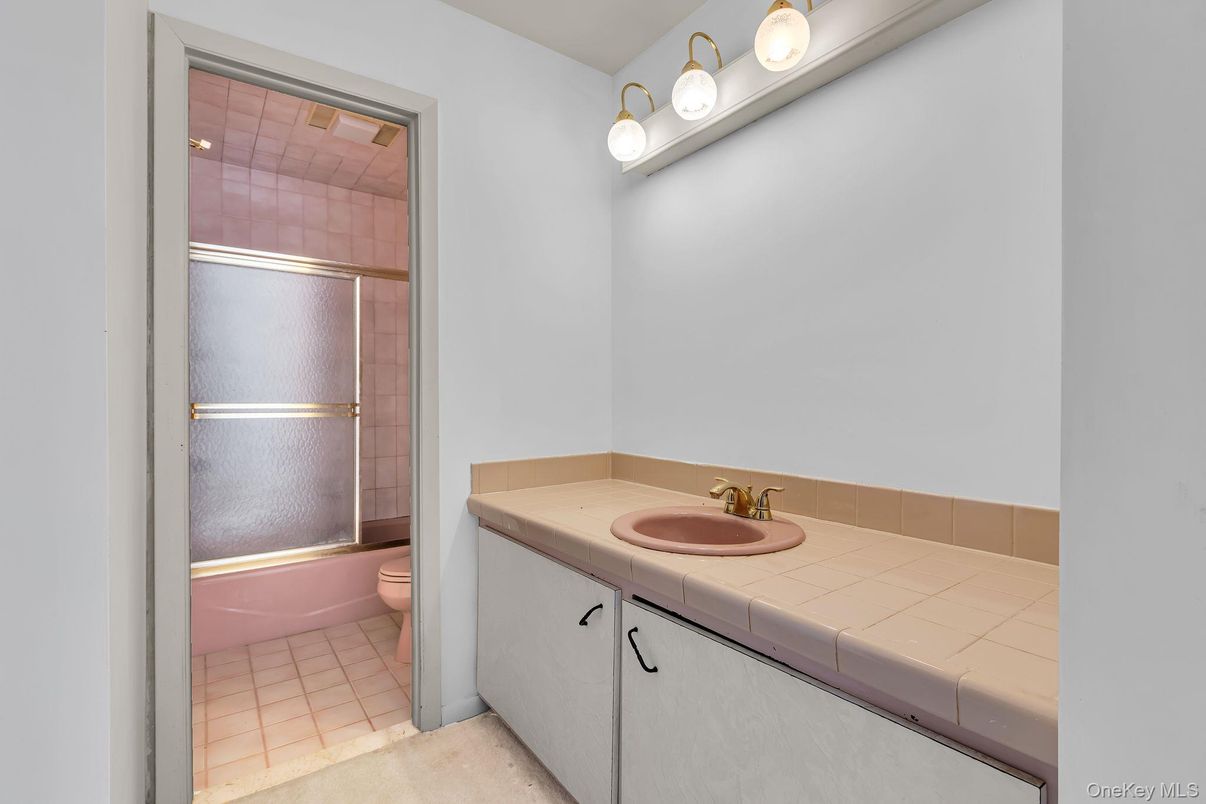 Bathroom, Interior, Tile Countertops