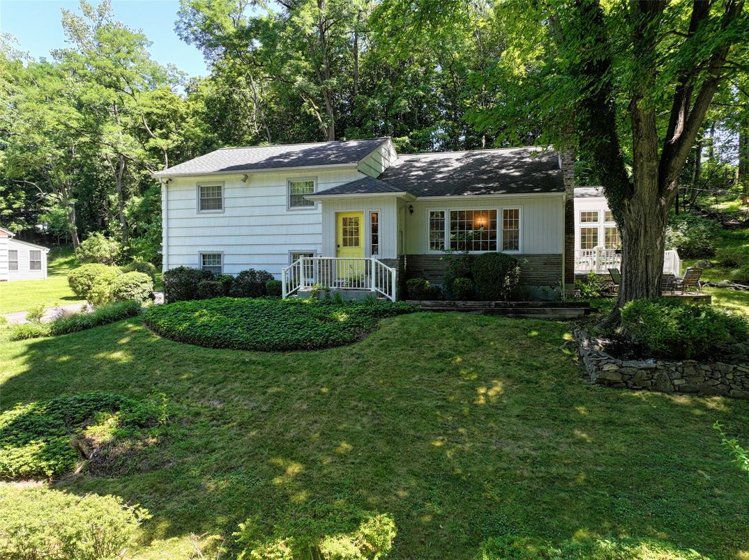 Backyard, Exterior, Facade, Split Level