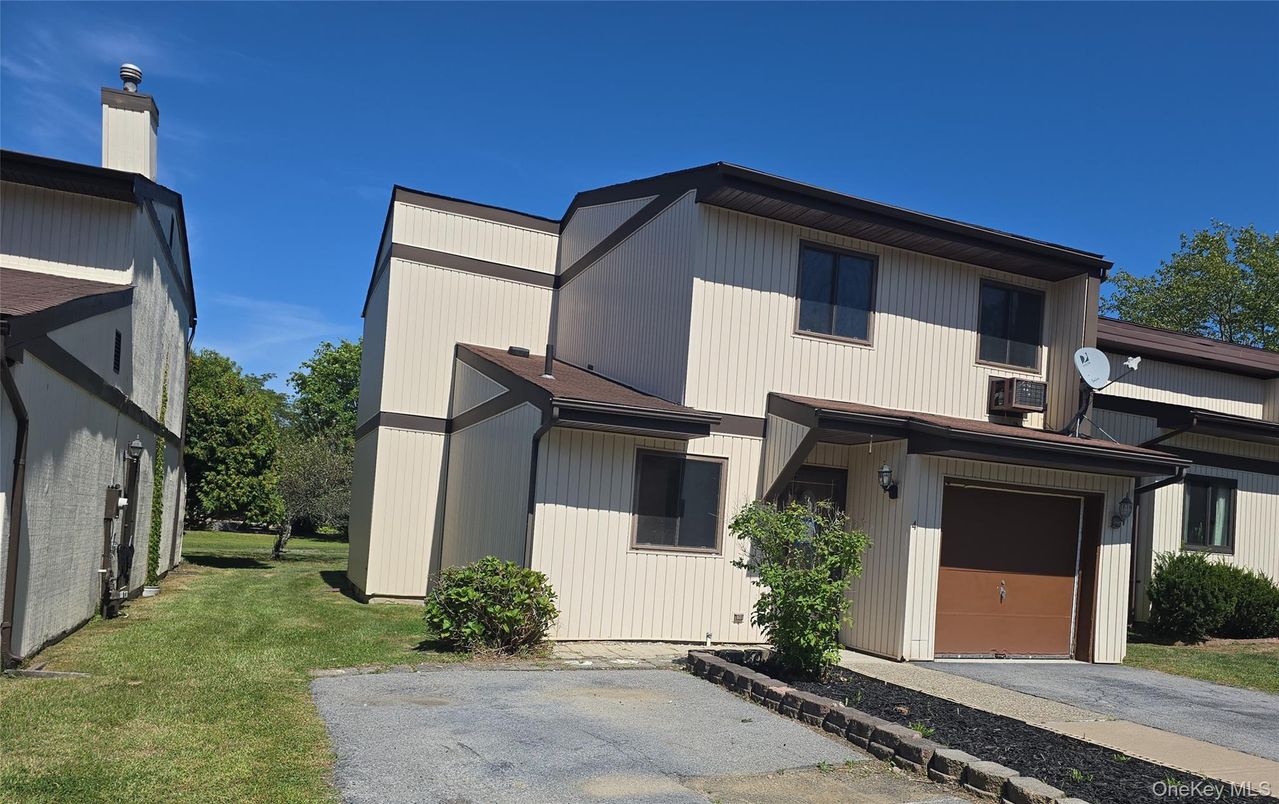 Attached, Exterior, Facade, Farmhouse