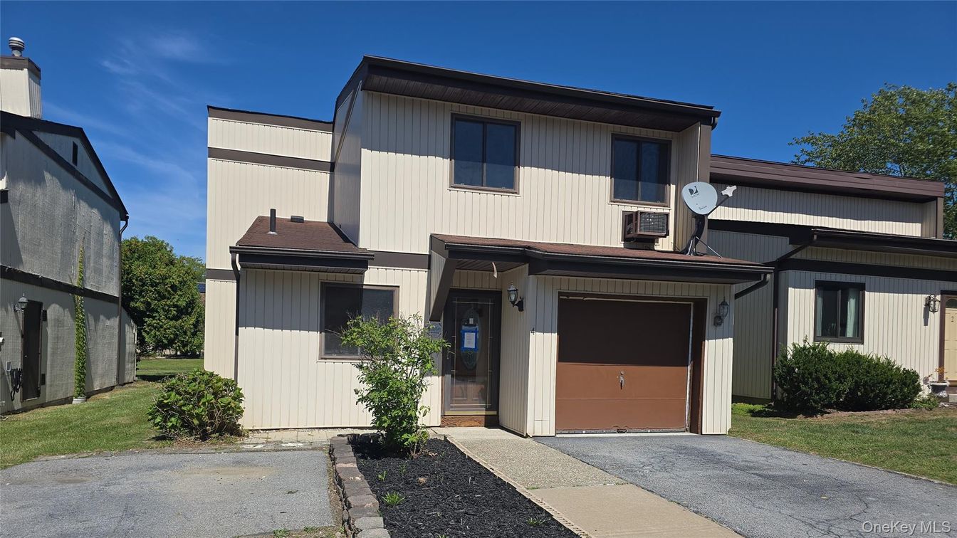 Attached, Exterior, Facade, Farmhouse