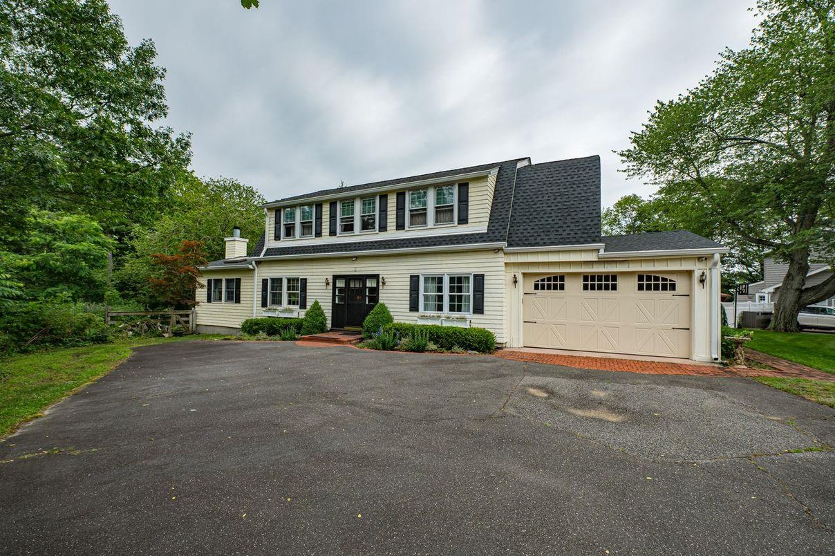Attached, Exterior, Facade, Farmhouse