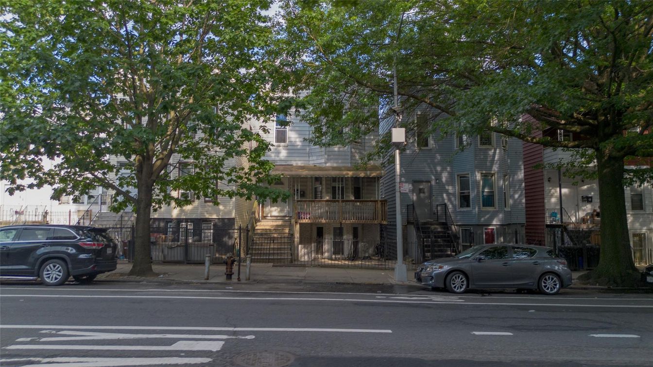Exterior, Facade, Rowhouse