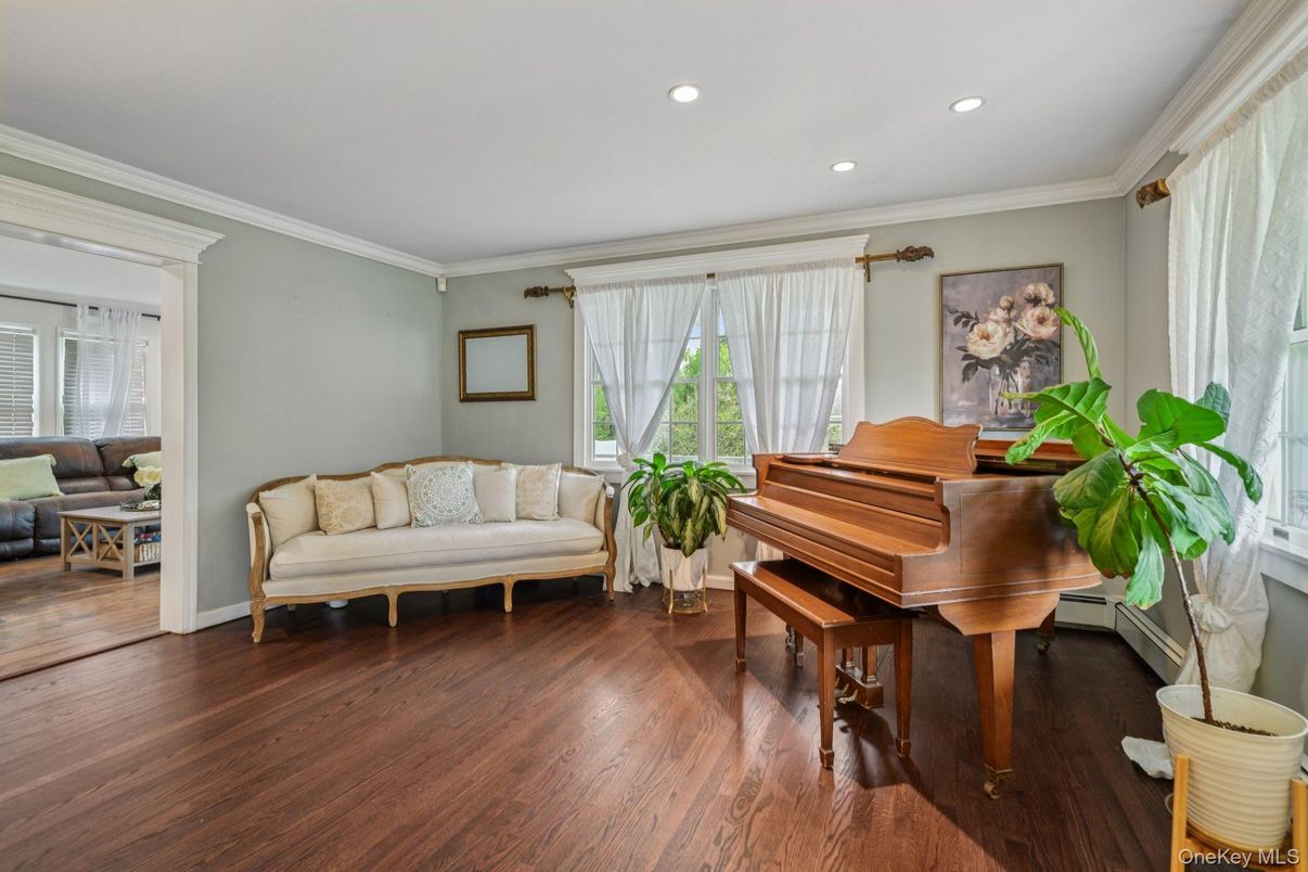 Interior, Piano, Recessed Lighting, Wood Texture Flooring