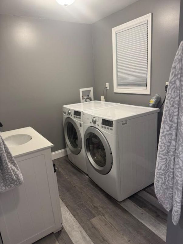 Interior, Washer, Wood Texture Flooring