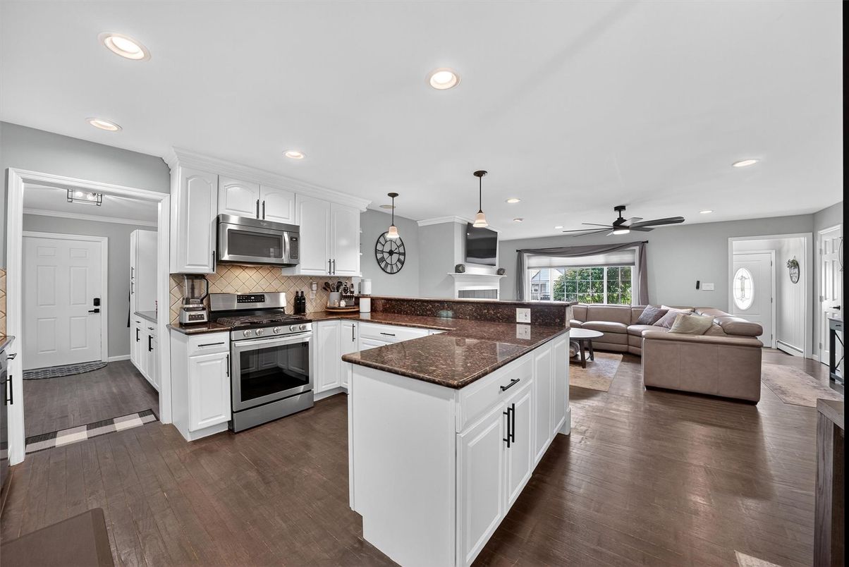 Interior, Kitchen, Living room, Pendant Lights, Recessed Lighting, Stainless Steel Appliances, Wood Texture Flooring