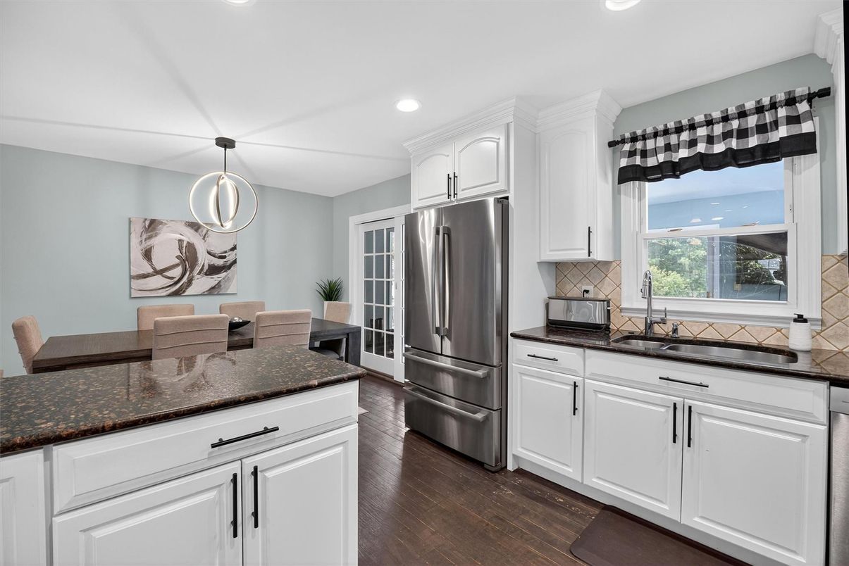 Dining room, Interior, Kitchen, Pendant Lights, Recessed Lighting, Wood Texture Flooring