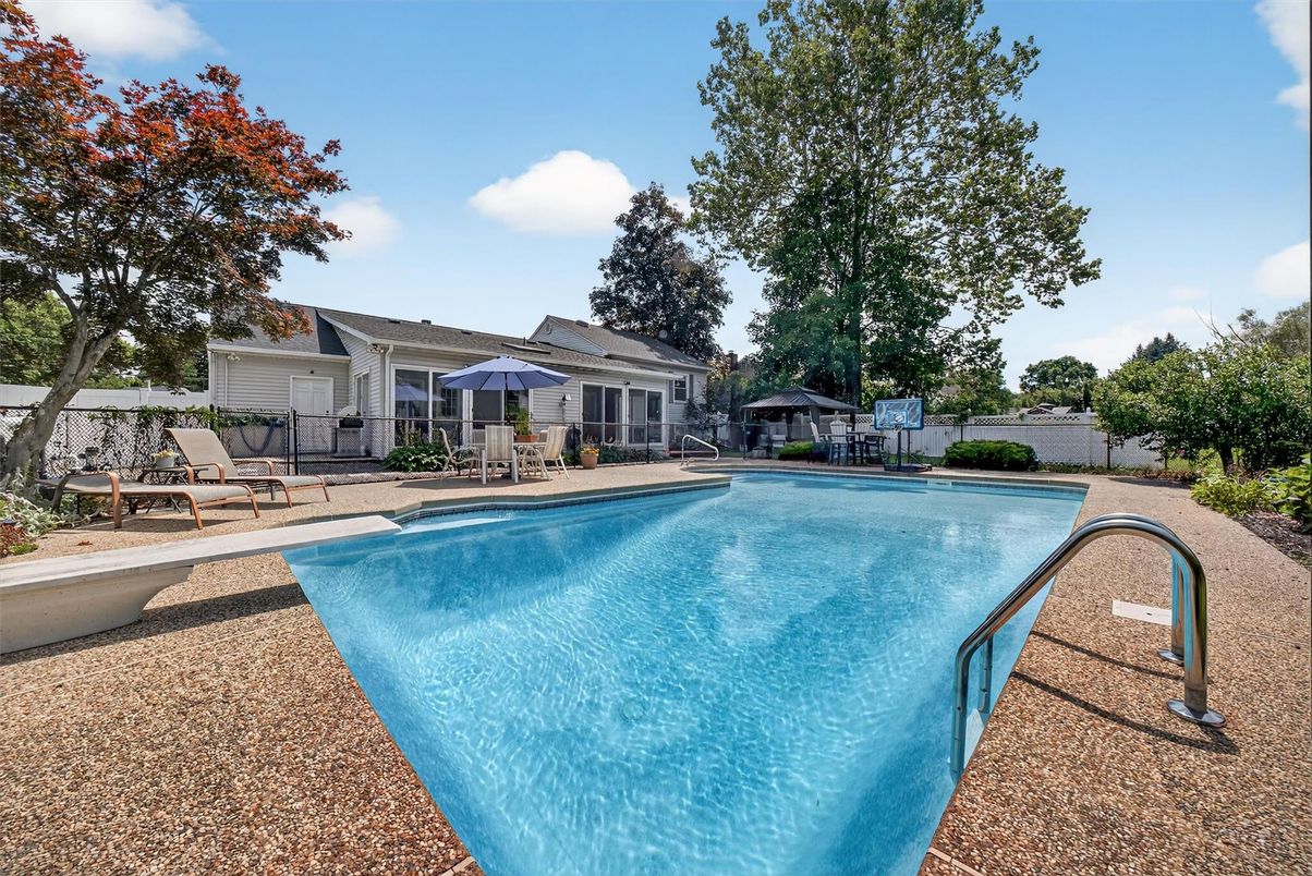 Exterior, Pool