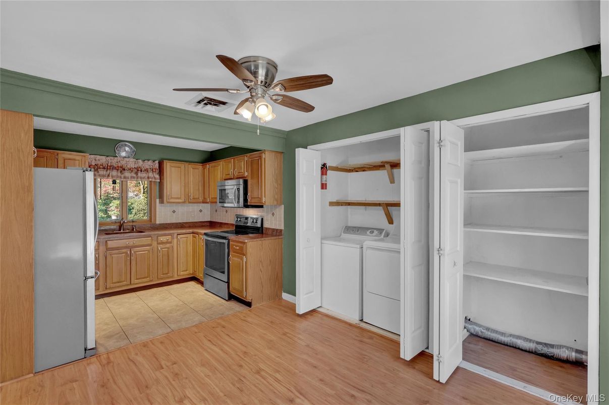 Interior, Kitchen, Washer, Wood Texture Flooring
